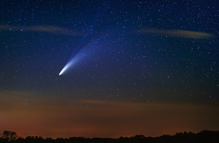 Китайский спутник запечатлел комету Леонарда на фоне полярного сияния и метеоритного дождя