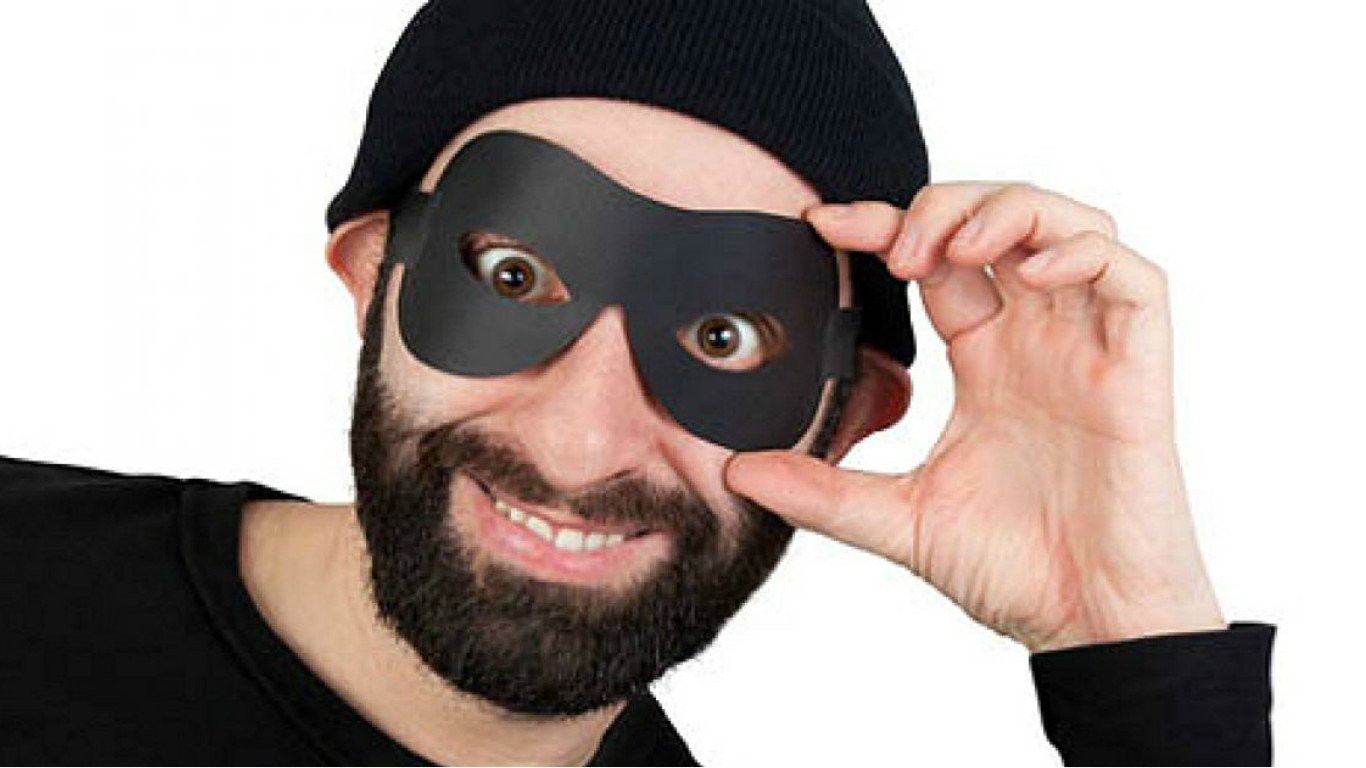 Человек в черной маске