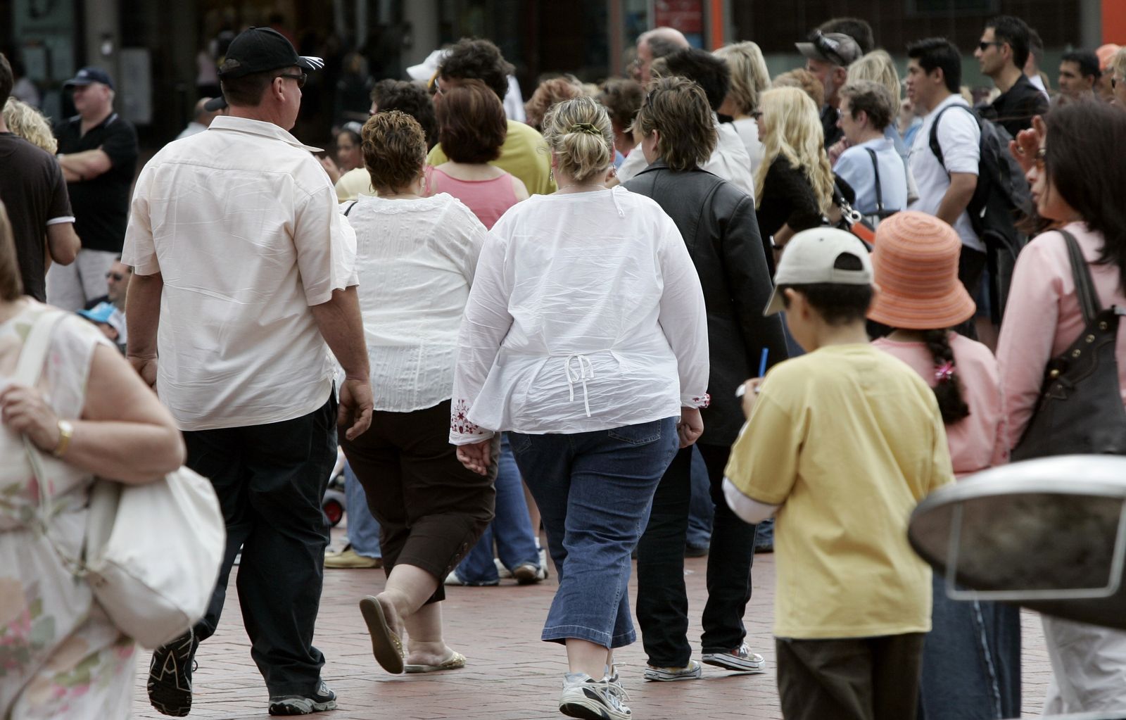 В чем различие народа и толпы толстой. Полные люди в Америке. Люди с ожирением на улице.